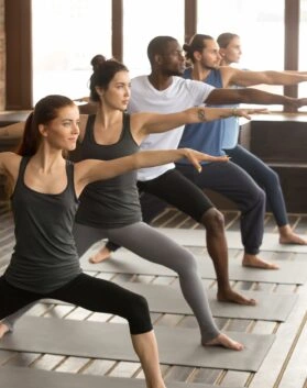 5 personnes pratiquant une séance de Yoga
